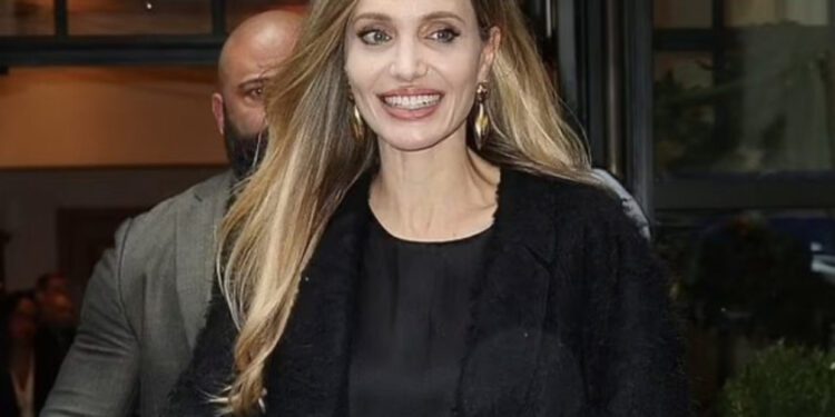 Foto/ I kërkojnë të bëjë autograf mbi posterin Brad Pitt, reagimi i Angeline Jolie nuk duhet humbur