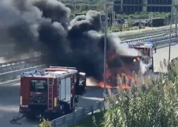 Përfshihet nga flakët kamioni në Bypass-in e Fierit, detajet e para