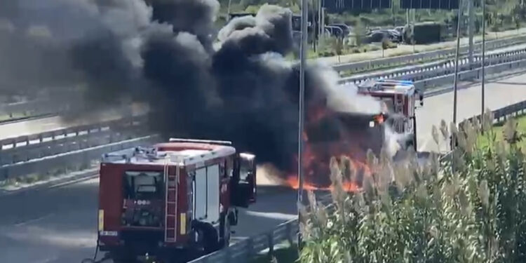 Përfshihet nga flakët kamioni në Bypass-in e Fierit, detajet e para