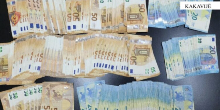 Tentoi të kalonte me mbi 14 mijë euro të padeklaruara, procedohet 54-vjeçari
