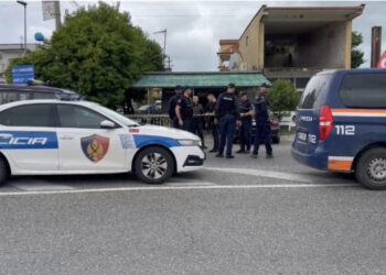 Të shtëna me automatik në Shkodër