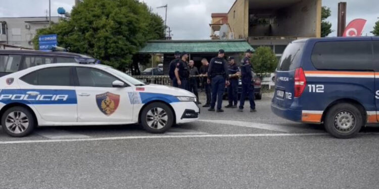 Të shtëna me automatik në Shkodër