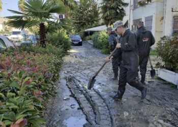Vlora mbulohet nga balta! Lagjet të bllokuara dhe pa drita, ushtria në terren