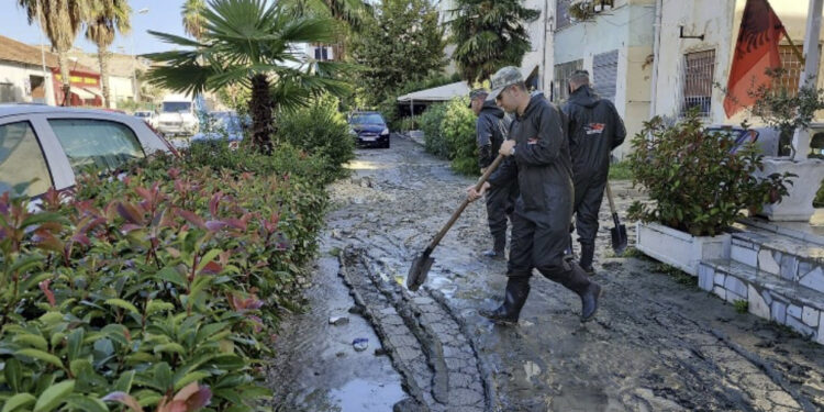 Vlora mbulohet nga balta! Lagjet të bllokuara dhe pa drita, ushtria në terren