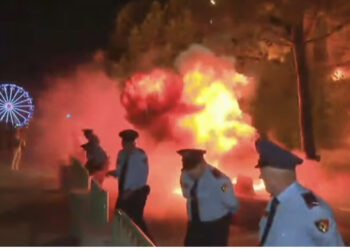 LIVE-Molotov dhe flakë drejt Ministrisë së Brendshme