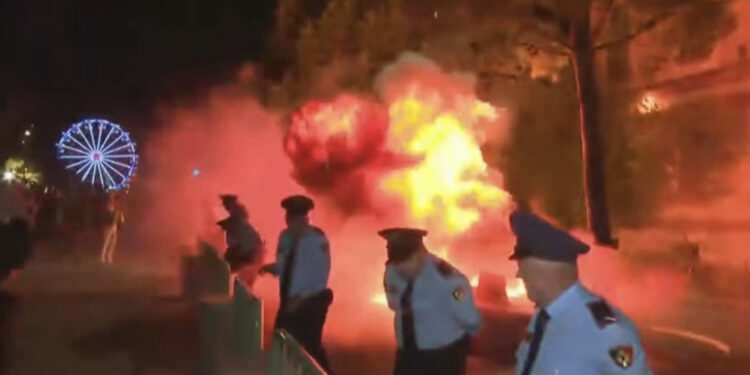 LIVE-Molotov dhe flakë drejt Ministrisë së Brendshme