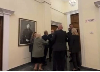 VIDEO/ Incident në Komisionin Hetimor të Shëndetësisë, Xhelal Mziu shtyn Milva Ekonomin