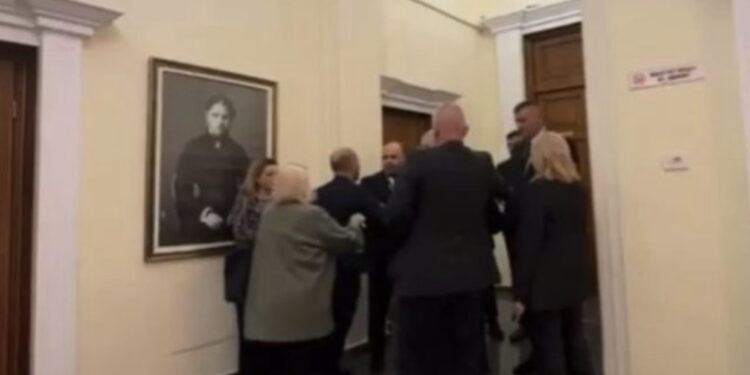 VIDEO/ Incident në Komisionin Hetimor të Shëndetësisë, Xhelal Mziu shtyn Milva Ekonomin