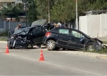 Aksident në aksin rrugor Fier- Patos, përplasen dy automjete