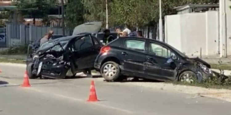 Aksident në aksin rrugor Fier- Patos, përplasen dy automjete
