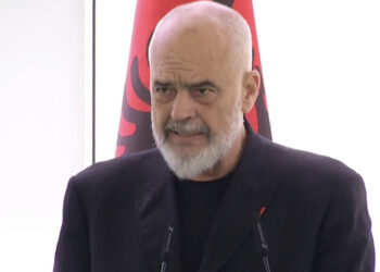 Protesta e opozitës vë në lëvizje qeverinë/ Rama mbledh kryebashkiakët në Kryeministri