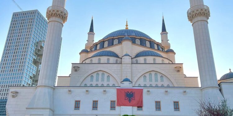 Mos u falni kot/ Namazi juaj tek xhamia e namazgjasë nuk ju pranohet!