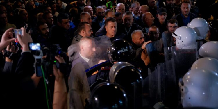 Bilanci i protestës/ 9 në kërkim, 10 policë u plagosën, në hetim Bardhi, Noka dhe Minarolli