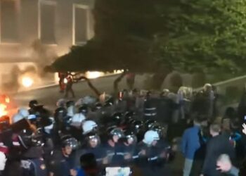 VIDEO-Tensione dhe përplasje në protestë, hidhet molotov drejt kryeministrisë