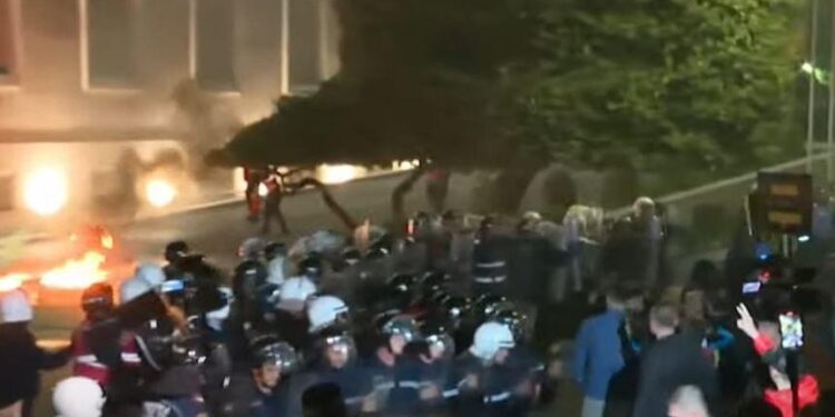 VIDEO-Tensione dhe përplasje në protestë, hidhet molotov drejt kryeministrisë
