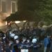 VIDEO-Tensione dhe përplasje në protestë, hidhet molotov drejt kryeministrisë