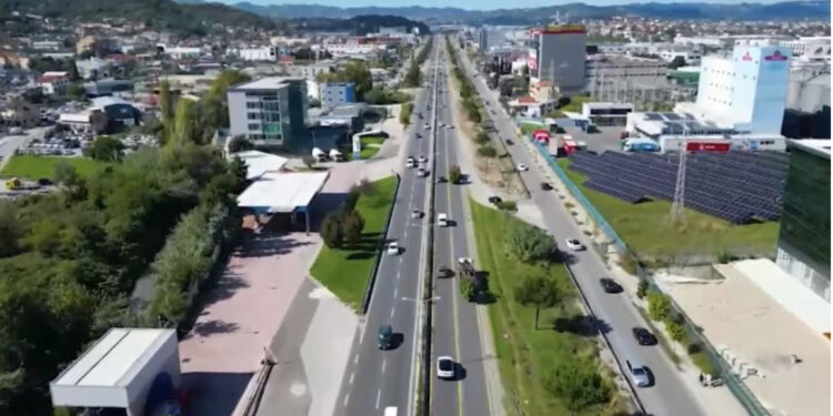 Po i torturon qytetarët në trafik/ Nis puna për zgjerimin e rindërtimin e autostradës Tiranë-Durrës, Rama jep lajmin