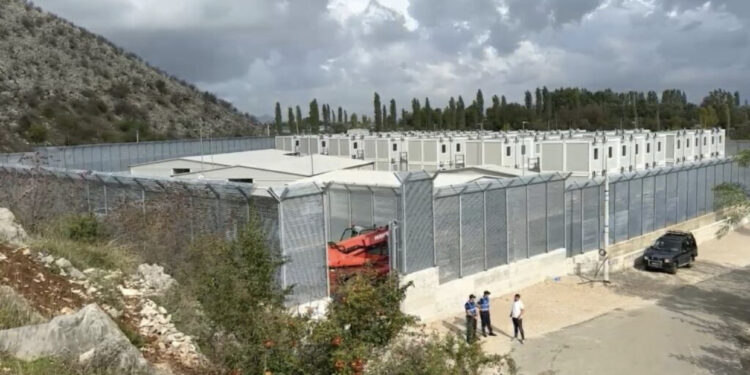 Çdo gjë gati, Gjadri hap dyert për emigrantët nga Italia