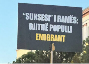 Qytetarët shpalosin pankartat: Suksesi i Ramës, gjithë populli emigrant