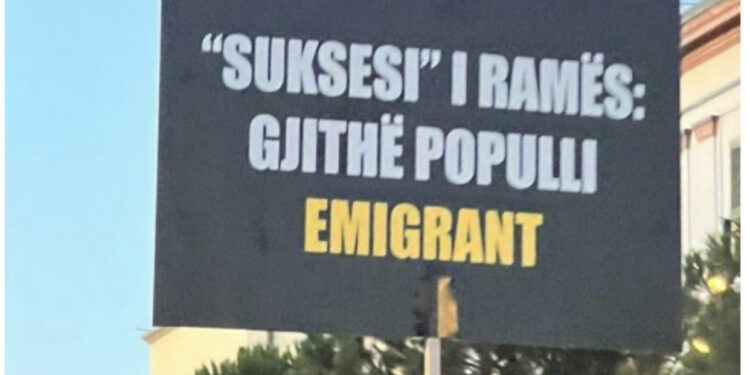 Qytetarët shpalosin pankartat: Suksesi i Ramës, gjithë populli emigrant