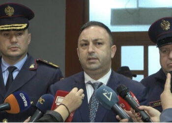 10 policë të plagosur, ministri në spital: Reagimi në proporcion me dhunën e protestuesve