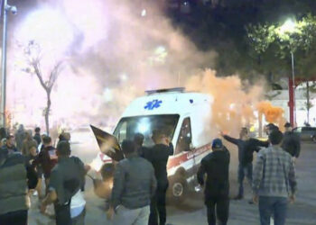 LIVE-Protestuesit bllokojnë dhe sulmojnë ambulancën me sirenën e ndezur