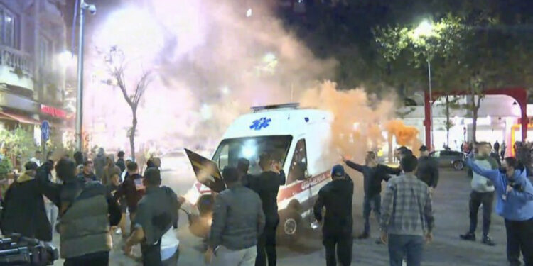 LIVE-Protestuesit bllokojnë dhe sulmojnë ambulancën me sirenën e ndezur