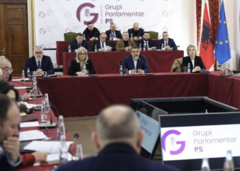 Socialistët injorojnë mosbindjen e opozitës