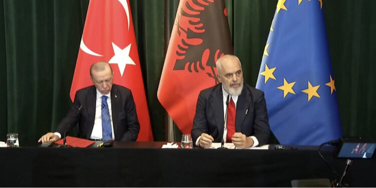 Erdogan fut hundët në punët e brendshme të Shqipërisë, kërkon “qiqra në hell” lidhur me çështjen e terrorizmit