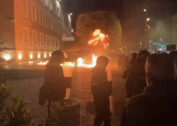 LIVE/ Protestuesit vendosin zjarr pemës para Kryeministrisë