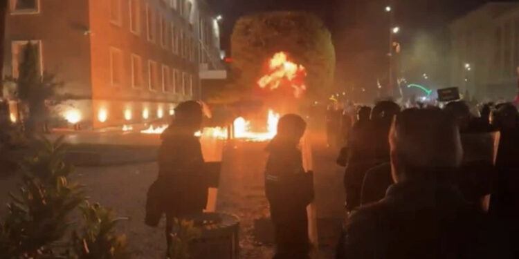 LIVE/ Protestuesit vendosin zjarr pemës para Kryeministrisë