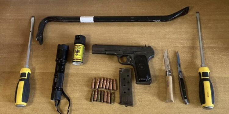 Mbante armë zjarri pa leje, arrestohet 55-vjeçari shqiptar në Greqi