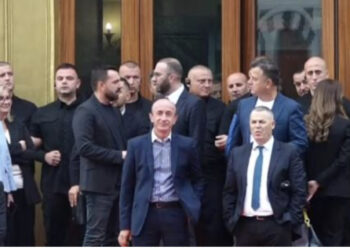 Garda bllokon deputetët e PD-së të futen në Kuvend