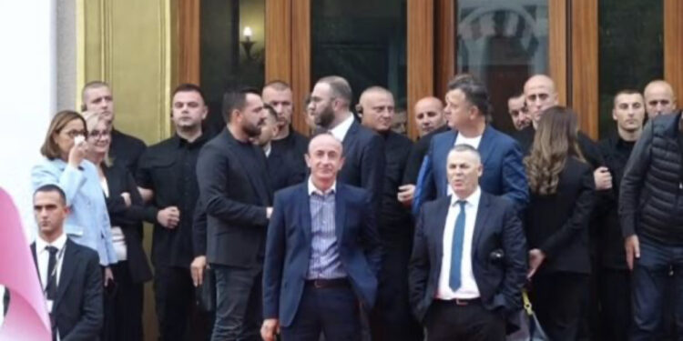 Garda bllokon deputetët e PD-së të futen në Kuvend