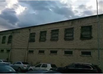 Magazinat e vjetra të Enverit në Tiranë kthehen në “shtëpi bari”