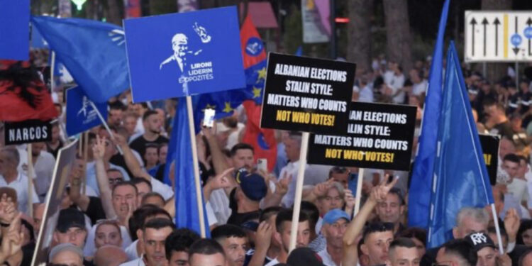 Mosbindja e PD mbërrin në Strasburg/ Opozita shqiptare protestë para Parlamentit Evropian