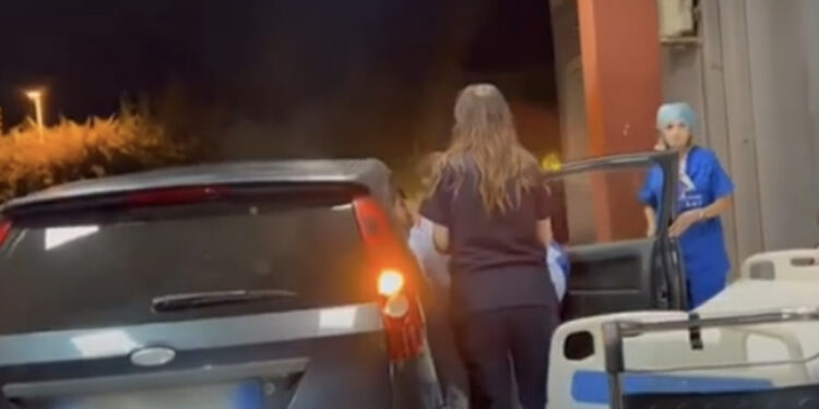 VIDEO-U bllokua në trafik për shkak të protestës së PD, gruaja lind foshnjën në automjet