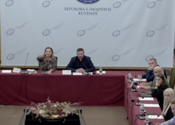 LIVE-“Nxirre jashtë, mbylle tani”! Sherr dhe përplasje në Kuvend: Garda futu!