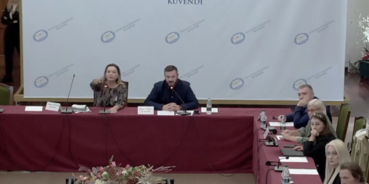 LIVE-“Nxirre jashtë, mbylle tani”! Sherr dhe përplasje në Kuvend: Garda futu!