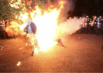 LIVE- Protestuesi lëndohet nga flakët e molotovëve në përleshjet para selisë së PS