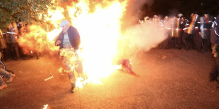 LIVE- Protestuesi lëndohet nga flakët e molotovëve në përleshjet para selisë së PS