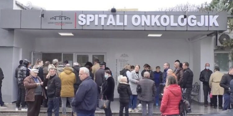 I riu me kancer vdes te Onkologjiku, s’iu dha ilaçi për kimioterapinë! Babai: S’më dhanë as recetën ta bleja vetë