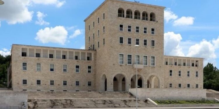 Të rinjtë po ikin, Universitetet ngelin bosh/ Viti i ri akademik/ Vetëm 60% e kuotave janë realizuar, disa degë me 1 student