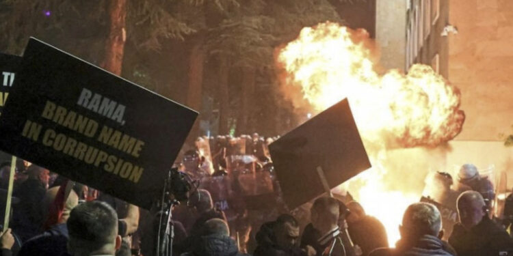 Berisha u jep zemër protestuesve: Mirëmëngjes o guximtarë, tani radha jonë