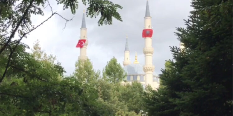 Reagon SHBA/ Përurimi i Xhamisë së Namazgjasë në Tiranë dhe “ndërhyrjet e egra politike” nga jashtë