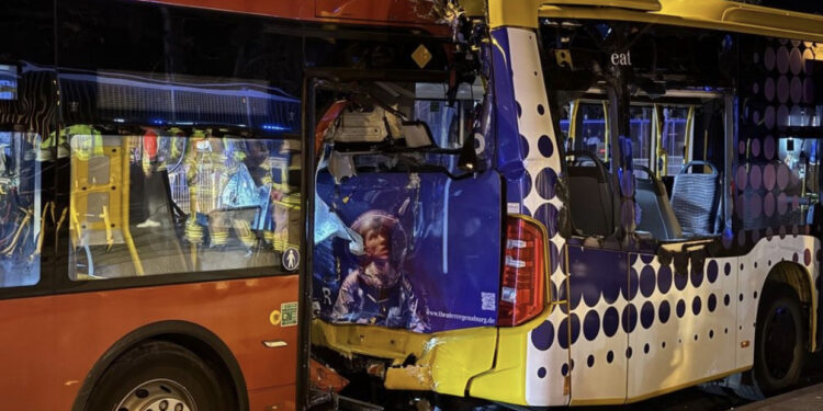 Lëndohen rreth 50 persona në përplasjen e dy autobusëve në Regensburg, Gjermani