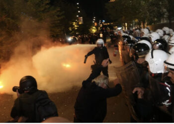 LIVE-Plagosen 10 policë, sulmohen institucionet shtetërore