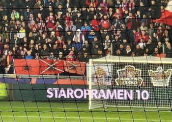 Skandali në Çeki, shikoni çfarë bëjnë tifozët vendas