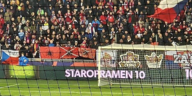 Skandali në Çeki, shikoni çfarë bëjnë tifozët vendas