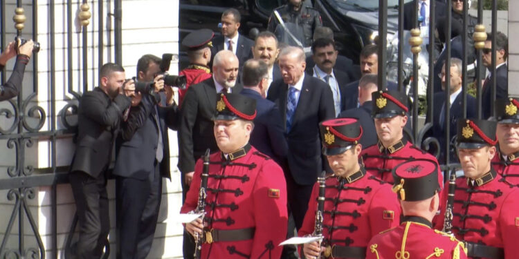 Rexhep Tajip Erdogan futet në Presidencë